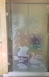Стеклянная дверь душевой с матовым рисунком 